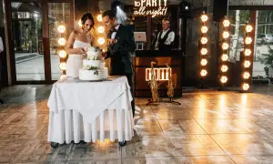 Krótkie życzenia dla młodej pary: Jak błyskotliwie uczcić miłość?