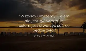 Zachód słońca nad jeziorem, z leżakami na plaży. Cytat Chucka Palahniuka: "Celem jest stworzyć coś, co będzie żyło." - refleksyjne cytaty o życiu.
