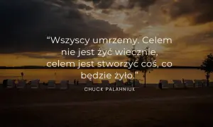 Zachód słońca nad jeziorem, na plaży leżaki. Cytat Chucka Palahniuka: "Wszyscy umrzemy. Celem nie jest żyć wiecznie, celem jest stworzyć coś, co będzie żyło.” - mądre sentencje o życiu.