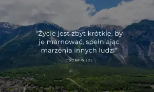 Mądre cytaty krótkie Oscara Wilde'a na tle gór: "Życie jest zbyt krótkie, by je marnować, spełniając marzenia innych ludzi".