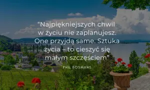 Piękny krajobraz z jeziorem i miasteczkiem, na którym widnieją bardzo mądre cytaty o życiu i szczęściu.