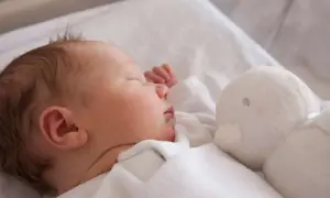 Śpiące maleństwo z pluszowym zajączkiem. Idealne gotowe smsy z okazji narodzin dziecka.