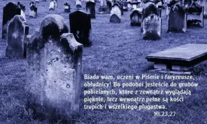Stare nagrobki na cmentarzu. Krótkie sentencje na pomnik przypominają o przemijaniu i potrzebie wewnętrznej czystości.