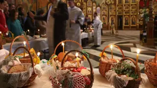 Wielkanoc prawosławna w cerkwi. Koszyki z chlebem i świecami czekają na poświęcenie.
