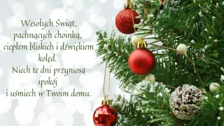 Choinka z bombkami i szyszką, na tle świetlistych bokeh. Złożone życzenia bożonarodzeniowe: "Wesołych Świąt, pachnących choinką, ciepłem bliskich i dźwiękiem kolęd. Niech te dni przyniosą spokój i uśmiech w Twoim domu.