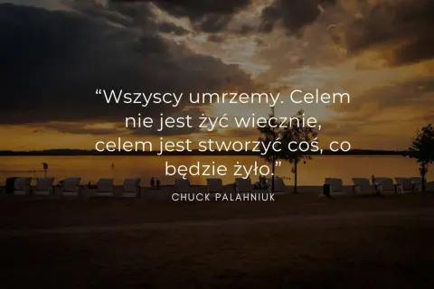 Zachód słońca nad jeziorem, na plaży leżaki. Cytat Chucka Palahniuka: "Wszyscy umrzemy. Celem nie jest żyć wiecznie, celem jest stworzyć coś, co będzie żyło.” - mądre sentencje o życiu.