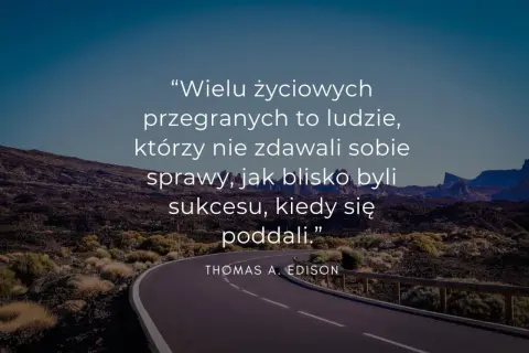 Droga przez pustynny krajobraz z cytatem Thomasa A. Edisona: "Wielu życiowych przegranych to ludzie, którzy nie zdawali sobie sprawy, jak blisko byli sukcesu, kiedy się poddali." To mocne cytaty o życiu.