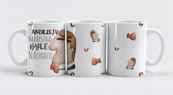 Trzy białe kubki z zabawnym rysunkiem mężczyzny i napisem "Andrzeju najlepszego byle nachodzie".