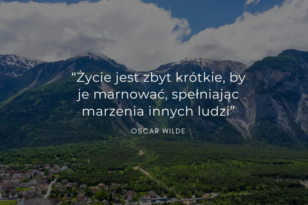 Mądre cytaty krótkie Oscara Wilde'a na tle gór: "Życie jest zbyt krótkie, by je marnować, spełniając marzenia innych ludzi".