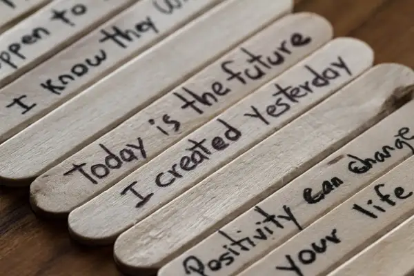 Patyczki z inspirującymi aforyzmami: "Today is the future", "I created Yesterday", "Positivity can change your life".
