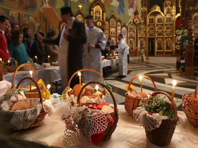 Wielkanoc prawosławna w cerkwi. Koszyki z chlebem i świecami czekają na poświęcenie.
